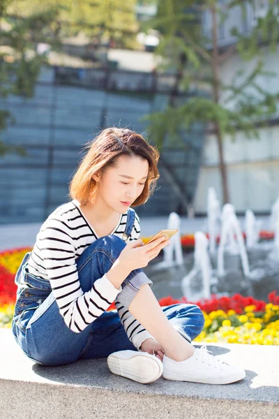 Mulher Usando Telefone Banco Parque Pelo Jardim Cidade — Fotografia de Stock