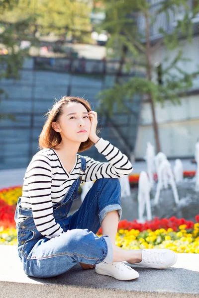 Mujer Banco Del Parque Por Jardín Ciudad — Foto de Stock