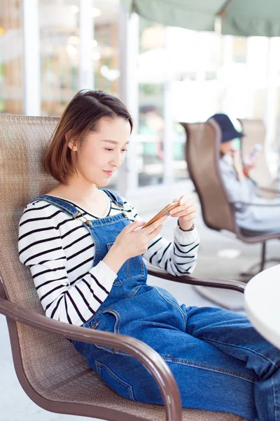 Mujer Sentada Restaurante Acera Usando Smartphone — Foto de Stock