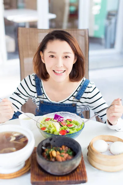 Mujer feliz comiendo fuera en un restaurante foto de stock — Foto de Stock