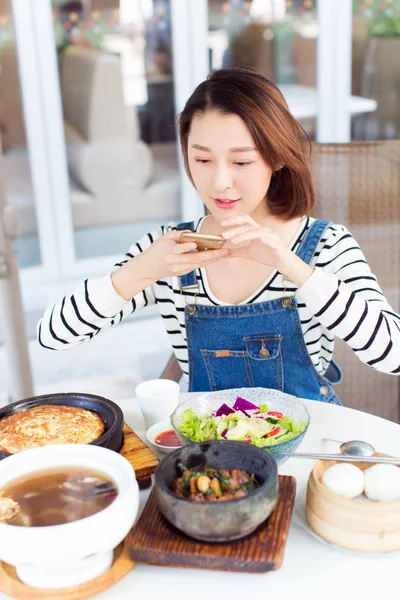 Mujer feliz comiendo fuera en un restaurante foto de stock — Foto de Stock