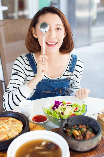 Femme heureuse manger dans un restaurant photo de stock — Photo