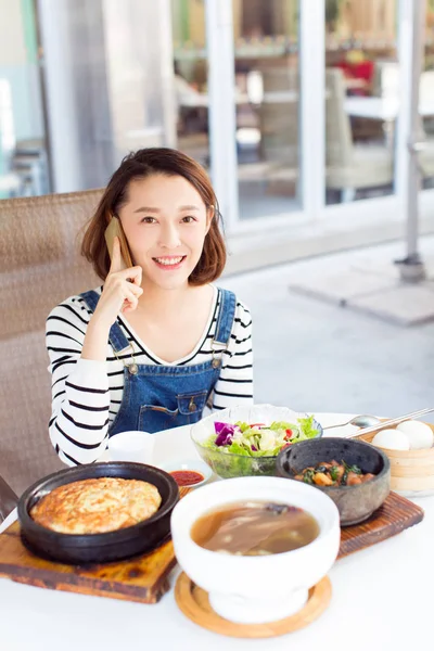 Glad kvinna äter ute på restaurang stock foto — Stockfoto