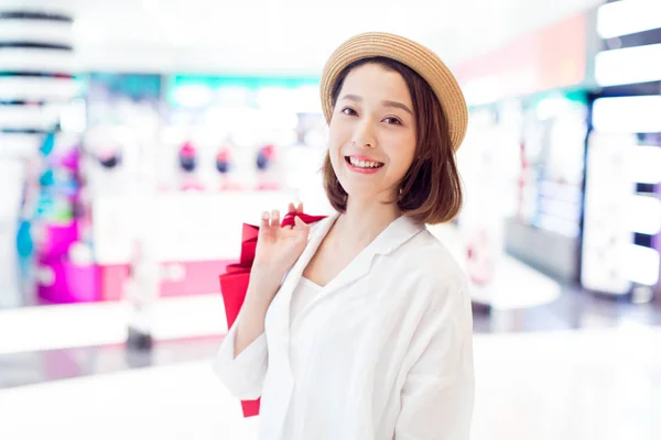 中国山东省商业中心 一个头戴购物袋帽的时尚女孩 — 图库照片