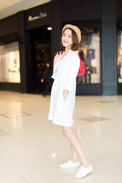 Fashion Girl Wearing Hat Shopping Bags Shopping Center Shandong Province — Stock Photo, Image