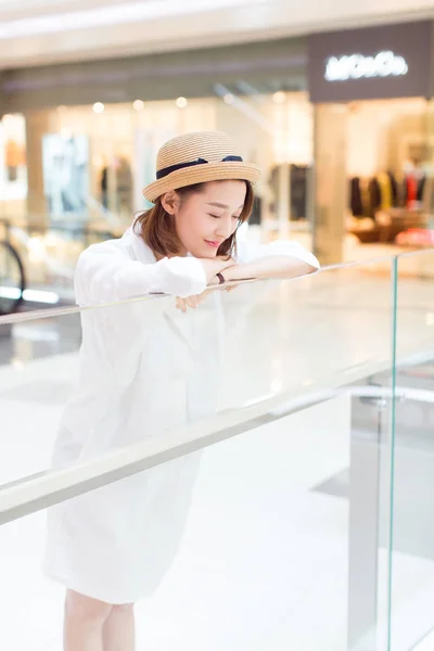 Chica Moda Con Sombrero Centro Comercial Provincia Shandong China — Foto de Stock