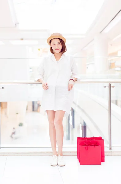 Moda Menina Usando Chapéu Com Sacos Compras Centro Comercial Província — Fotografia de Stock