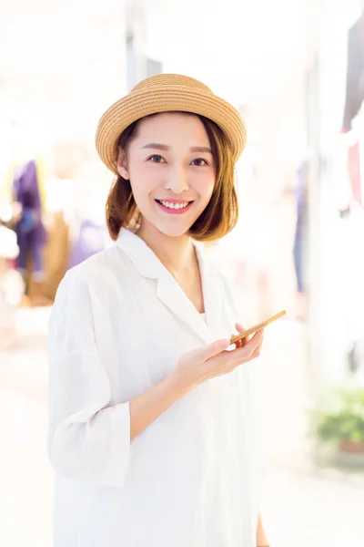 Hermosa Mujer Sosteniendo Teléfono Celular Sonriendo Cámara — Foto de Stock