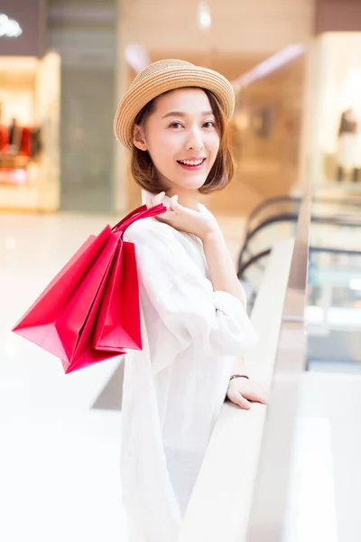 Mode Flicka Bär Hatt Med Shoppingväskor Köpcentrum Handong Provinsen Kina — Stockfoto