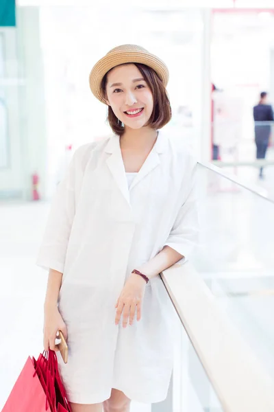 Dziewczyna Moda Noszenia Kapelusz Torbami Zakupy Centrum Handlowym Prowincja Shandong — Zdjęcie stockowe