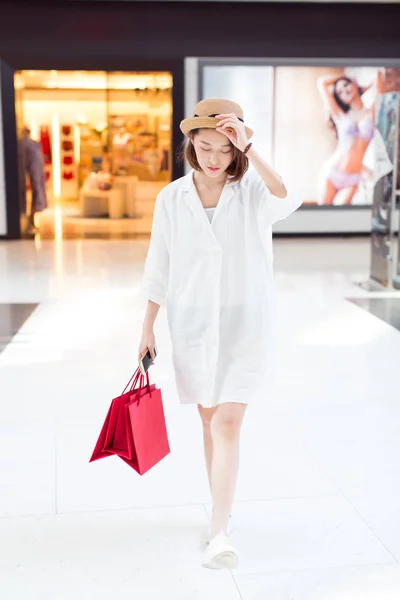 Moda Menina Usando Chapéu Com Sacos Compras Centro Comercial Província — Fotografia de Stock