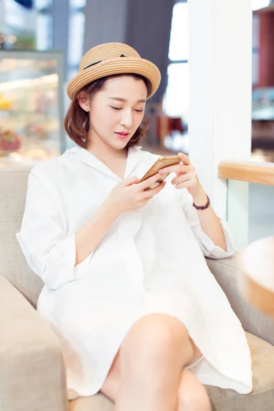 Mulher bonita mensagens de texto em um café de shooping centro st — Fotografia de Stock