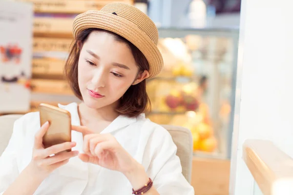 Schöne Frau Sms Nachrichten Einem Café Von Shooping Center Provinz — Stockfoto