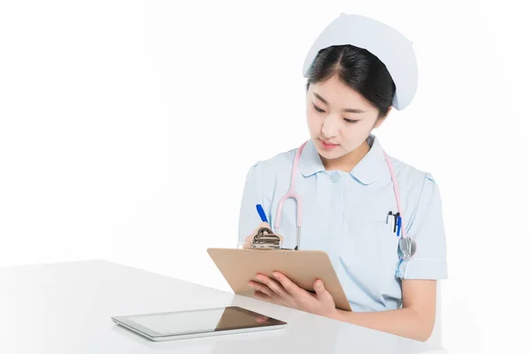 Красивая молодая медсестра — стоковое фото