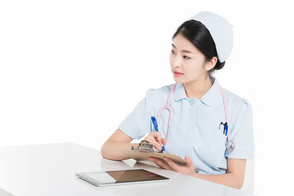 Mooie jonge vrouwelijke verpleegster — Stockfoto