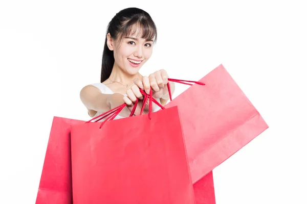 白い背景に赤い買い物袋を持った陽気な女性 — ストック写真