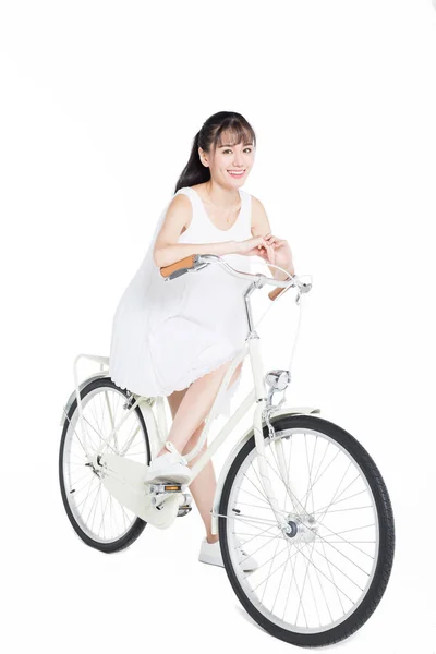 Hermosa Mujer Montando Una Bicicleta Sobre Fondo Blanco —  Fotos de Stock