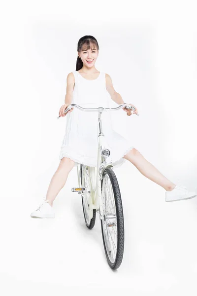 白い背景に自転車に乗る美しい女性 — ストック写真