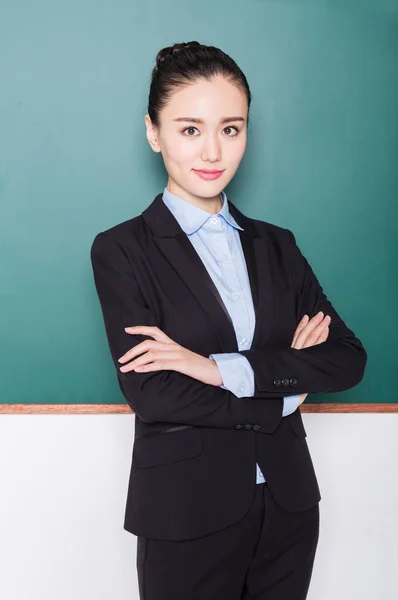 Retrato de la maestra señalando a la pizarra . —  Fotos de Stock