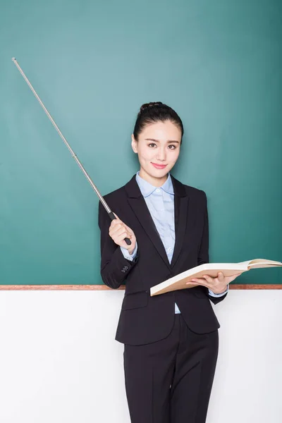 Retrato de professora apontando para quadro . — Fotografia de Stock