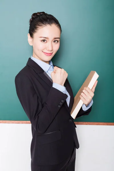 Retrato de la maestra señalando a la pizarra . —  Fotos de Stock