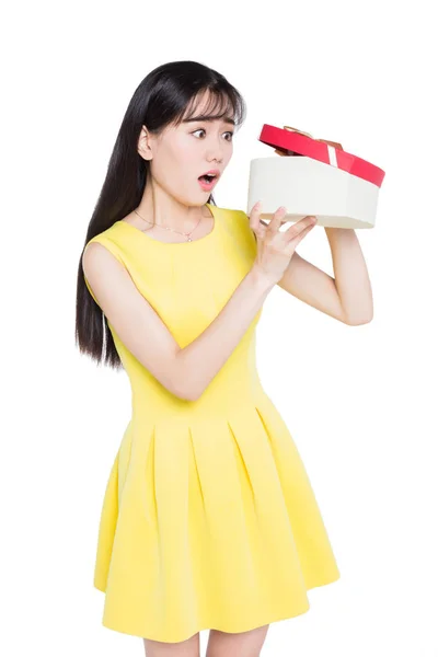Krásná Dospívající Dívka Žluté Sukni Držení Dárkové Krabice — Stock fotografie