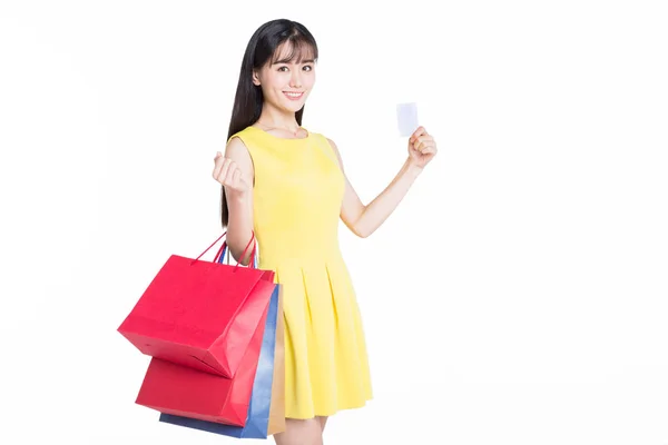 クレジットカードを持って買い物袋を持っている陽気な女性 — ストック写真