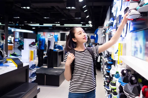 Bela Menina Chinesa Shopping Para Escolher Sua Própria Roupa — Fotografia de Stock