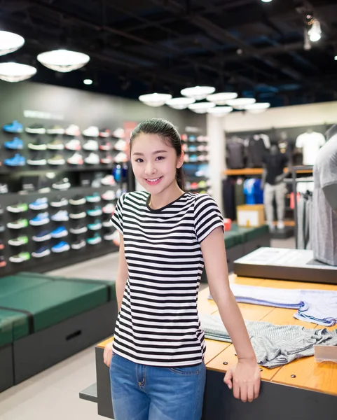 Hermosa Chica China Centro Comercial Para Elegir Propia Ropa — Foto de Stock