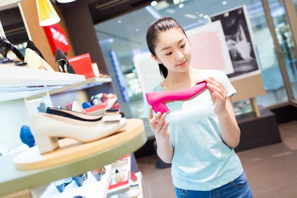 Bella Ragazza Cinese Nel Centro Commerciale Scegliere Proprio Abbigliamento — Foto Stock