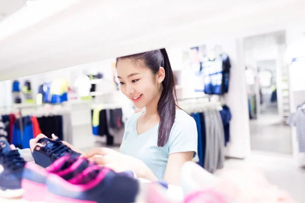 Красивая Китайская Девушка Торговом Центре Выбрать Свою Собственную Одежду — стоковое фото