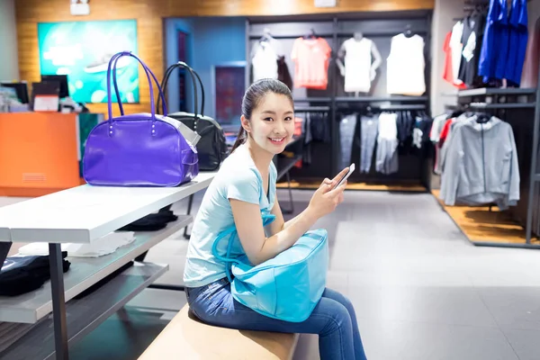 Bela Menina Chinesa Shopping Para Escolher Sua Própria Roupa — Fotografia de Stock