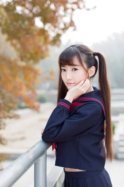 キャンパスラーニングを歩く制服姿の美しい中国人女子学生 — ストック写真