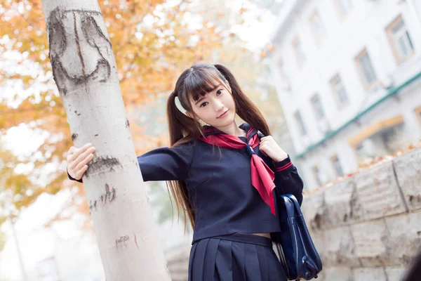 Όμορφες Κινέζες Μαθήτριες Σχολικές Στολές Που Περπατούν Στην Πανεπιστημιούπολη Μαθαίνοντας — Φωτογραφία Αρχείου