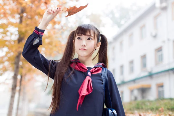 Belas Estudantes Chinesas Sexo Feminino Uniformes Escolares Andando Campus Aprendizagem — Fotografia de Stock