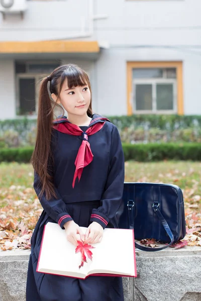 Schöne Chinesische Studentinnen Schuluniformen Die Auf Dem Campus Lernen — Stockfoto