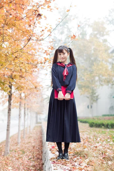 Mooie Chinese Vrouwelijke Studenten Schooluniformen Wandelen Campus Leren — Stockfoto