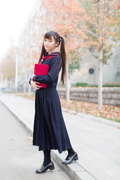 Belle Studentesse Cinesi Uniforme Scolastica Che Camminano Nel Campus Imparando — Foto Stock