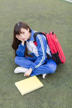 Şirin Çinli lise öğrencileri kampüste oyun parkında öğreniyor.