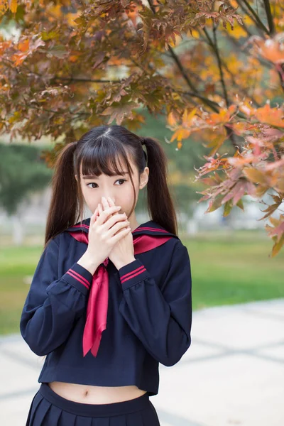 Mooie Chinese Vrouwelijke Studenten Schooluniformen Wandelen Campus Leren — Stockfoto