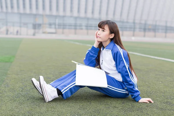 Niedliche Chinesische Gymnasiastinnen Auf Dem Campus Pausenhof Lernen — Stockfoto