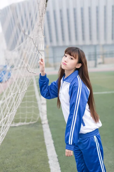 かわいい中国人女子高生がキャンパスプレイグラウンドで学ぶ — ストック写真