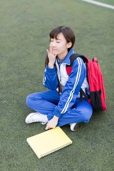 可爱的中国女高中生在校园操场上学习 — 图库照片