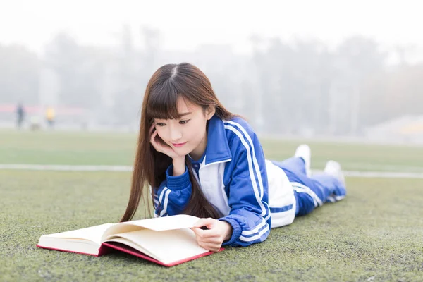Bonito Chinês Feminino Alunos Ensino Médio Campus Playground Aprendizagem — Fotografia de Stock