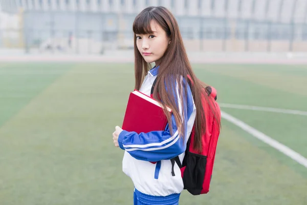 Niedliche Chinesische Gymnasiastinnen Auf Dem Campus Pausenhof Lernen — Stockfoto