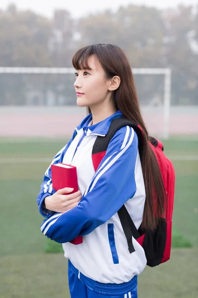 かわいい中国人女子高生がキャンパスプレイグラウンドで学ぶ — ストック写真