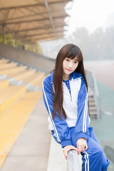 Bonita Chica Con Pelo Largo Con Uniformes Azules Para Campus —  Fotos de Stock