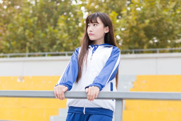 Hübsches Mädchen Mit Langen Haaren Blauen Uniformen Steht Auf Dem — Stockfoto