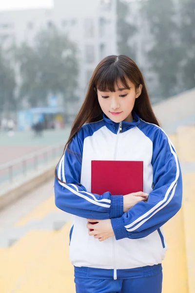 Menina Bonita Com Cabelos Longos Vestindo Uniformes Azuis Fica Campus — Fotografia de Stock