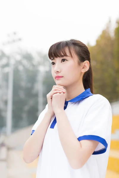 Menina Chinesa Bonita Vestindo Uma Camisa Azul Manga Curta Sorrindo — Fotografia de Stock